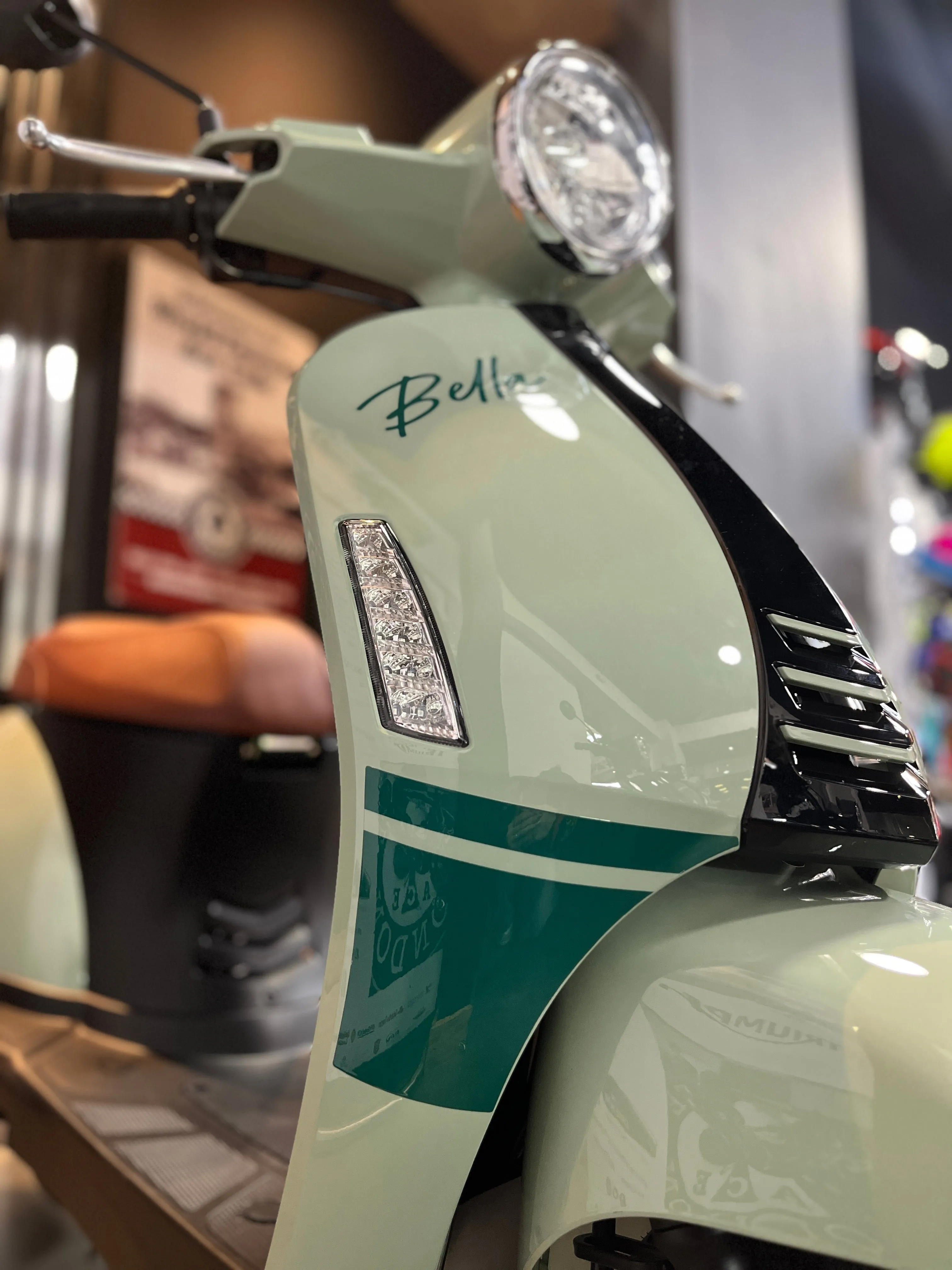 2024 ASCEND BELLA VINTAGE 50CC VESPA - RETRO STYLE